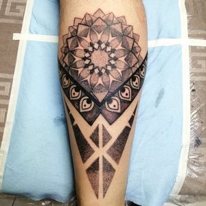 Proceso de manga de pantorrilla de Mándala con geométricos 🗡️🗡️Gracias por la confianzaCitas y cotizaciones📲 2225480847inbox página Facebook https://www.facebook.com/blueinktattoooficial/n .........#blueinktattoo #tatuadorespoblanos #tatuadoresmexicanos #tatuajes #tattoo #ink #inktattoo pigmentos por @dynamiccolor , hecho con productos @aplof.tattoo y cartuchos @zitacartuchos #zitacartuchos #zita@cheyenne_tattooequipment #yo3rl #blackwork #blackworktattoo #puntillismoart #puntillismo #puntillismotattoo #mandala#geometricdotwork #geometria#geometrico #geometrictattoo#geometricotatuaje #dotworktattoo#mandalatattoo #mangatattooblue ink tattooRafael González 🇲🇽