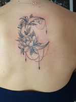 Tattoo lua floral rastelado 