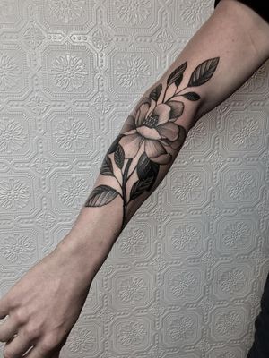 I love the flow, contrast and shading of this tattoo