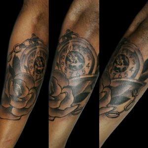 Tatu de hoy.. tattoo #inked #ink #reloj #rosa #cadena #relojtattoo #rosatattoo #cadenastattoo #blackandgrey #blackandgreytattoo #rosetattoo #clock #clocktattoo #chains #chainstattoo #grises #freehand #manoalzada #freehandtattoo #luchotattoo #luchotattooer #pergamino 