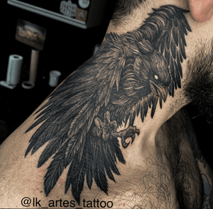 • Corvo • BlackWork • .⠀⠀⠀⠀⠀⠀⠀⠀⠀ Arte desenvolvida por freehand no meu mano @gcamposph ✌🏻 .⠀⠀⠀⠀⠀⠀⠀⠀⠀ Quer fazer uma tattoo comigo ? DIRECT📩, WhatsApp 📲 (16)99760-5859 Mais infos: só clicar no LINK na minha BIO! .⠀⠀⠀⠀⠀⠀⠀⠀⠀ .⠀⠀⠀⠀⠀⠀⠀⠀⠀ .⠀⠀⠀⠀⠀⠀⠀⠀⠀ .⠀⠀⠀⠀⠀⠀⠀⠀⠀ .⠀⠀⠀⠀⠀⠀⠀⠀⠀ .⠀⠀⠀⠀⠀⠀⠀⠀⠀ .⠀⠀⠀⠀⠀⠀⠀⠀⠀ .⠀⠀⠀⠀⠀⠀⠀⠀⠀ #lineworks #instaink #tattoosoftheday #tattooer #feathertattoo #onlyblackwork #freehandtattooartist #braziliantattooartist #blacktattooingonly #iblackwork #flashaddicted #flashwork #dark #darkartist #corvo #blackworkerssubmission