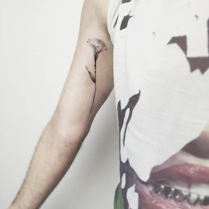 ,,🌺🌺🌺  ..#tattooart  #minitattoos #tattoobarcelona #tattooartist #tatto #barcelonatattooexpo #flowertattoo #flowers 