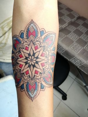 Mándala con algo de color 🗡️🗡️ Citas y cotizaciones 📲 2225480847 inbox página Facebook https://www.facebook.com/blueinktattoooficial/n . . . . . . . . . #blueinktattoo #tatuadorespoblanos #tatuadoresmexicanos #tatuajes #tattoo #ink #inktattoo pigmentos por @dynamiccolor , hecho con productos @aplof.tattoo y cartuchos @zitacartuchos #zitacartuchos #zita @cheyenne_tattooequipment #yo3rl #mandala #mandalatattoo #mandalas #mandalatatuagem #mandalatatuaje #mandalaart blue ink tattoo Rafael González 🇲🇽