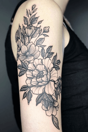 stunning bicep flowers piece for Alice, thanks for your trust girl 🌺 done at @thedarkessence with @metrixneedles
