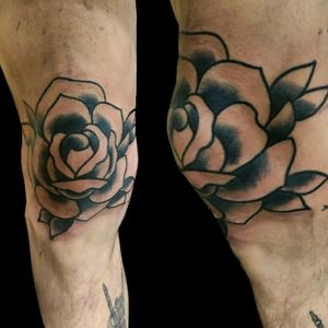 De recién.. líneas y negro, después se viene el color.. #tattoo #inked #ink #rose #rosa #rosetattoo #tradicional #traditionaltattoo #traditionalrose #18rs #luchitattoo #luchotattooer #pergamino 