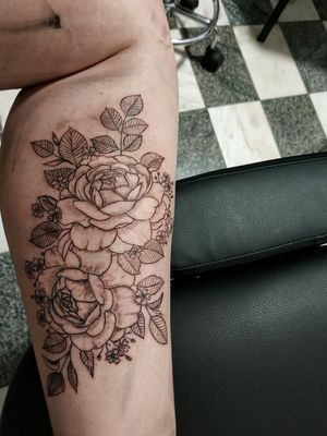 Floral tattoo on lower leg 