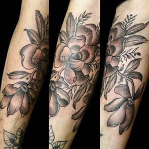 Tatu de hoy.. #tattoo #inked #ink #botanica #botanicatattoo #7rl #3rl #flores #freehand #manoalzada #sharpie #florestattoo #flowerstattoo #ehipeshading #whipeshadingtattoo #luchotattoo #luchotattooer #perganino #lksmachines #tatuadoresargentinos #inkplay 