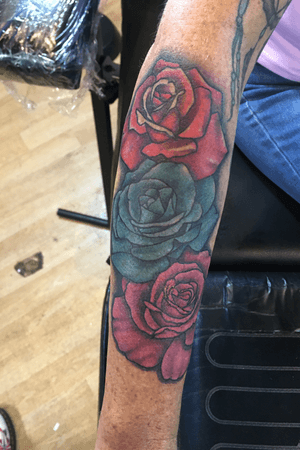 One shot session full color roses!! What’s your favorite flower? Whatever it is, I bet it would make a sick tattoo!!