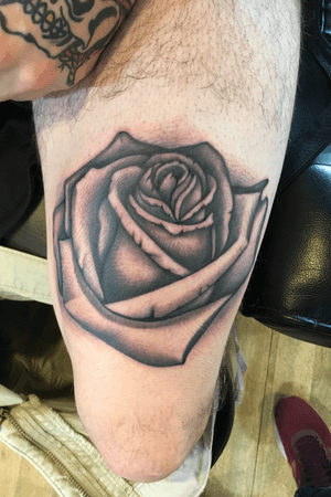 Realistic rose I did for my buddy’s leg! 