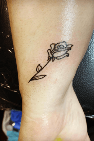 Another small rose on yet another close client of mine🙏 some line work.