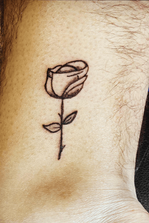 A nice little rose on a close client of mine 🙏 some line work, a tad bit of shading. 