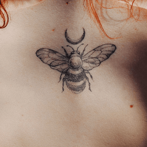 #dotwork #dots #inked #inkedgirl #bee #dotworkbee #insects #insecttattoo #tattooideas #tattoolove #inkedgirls #inkedlife 