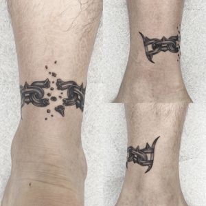 Broken chain on ankle.....#tattoo #tattooist #blackwork #blackworktattoo #tattoosnob #blacktattoo #koreatattoo #seoultattoo #chain #chaintattoo #ankle #ankletattoo 