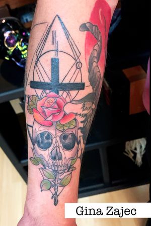 Tatuaje de cráneo con rosa a color hecho por Gina Zajec. Envíanos mensaje y agenda tu cita 💌💀✨ #KarmaINKCollective los mejores tatuajes con los mejores precios 🙌🏻 . . . . . . . . . #skulltattoo #tatuajesdecraneos #tatuajesderosas #rosatattoo #blackworktattoo #tatuajesacolor #flowerstattoo #tatuajesdecraneos #geometictattooartist #estudiodetatuajesencdmx #tattooartist #tatuadorasmexicanas #ginazajec #tattoer #tattoing #tatuadoras #tatuajesdecruz #cruztattoo #tatuajesrudos #tatuajesenmexico #tatuajescdmx #karmainkcollective