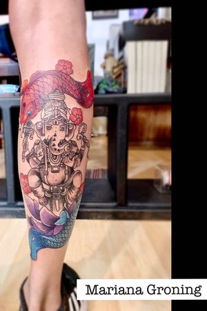 Tatuaje de Ganesh en Greywash con peces koi a color, hecho por Mariana Groning.            Envíanos mensaje y agenda tu cita 💌💀✨#KarmaINKCollective los mejores tatuajes con los mejores precios 🙌🏻..... #greywash #tatuadora #tatuadorasmex #tatuadorasmexicanas #estudiodetatuajesencdmx #tatuajescdmx #peceskoi #tatuajescolor #marianagroning #ganeshtattoo #tatuajedeganesh #pecestattoo #tatuajesdepeces #tatuajesacolor