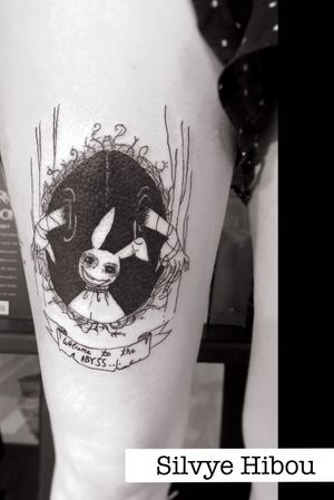 Tatuaje del #anime #PandoraHearts en negro, hecho por Silvye Hibou. ¿Cuál anime es tu favorito? Envíanos mensaje y agenda tu cita 💌💀✨#KarmaINKCollective los mejores tatuajes con los mejores precios 🙌🏻.........#anime #animetattoo #tatuajesanime #blacktattoo #blackwork #tatuajesdeanime #tatuajesennegro #tatuadorasmexicanas #artistasmexicanas #tatuajesencdmx #tatuadorasmex #tatuajesnegrosmexico #silvyehibou #estudiodetatuajesencdmx #tatuadora