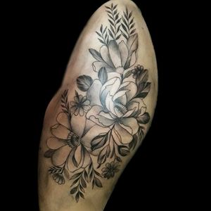 De hoycis.. #tattoo #inked #ink #flowers #flowerstattoo #luchotattoo #luchotattooer #botanica #botanicaltattoo #flowerstattoos #florestattoo #linework #whipeshading #whipeshadingtattoo #luchotattooer #luchotattoo 