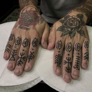 Finger Tattoo 