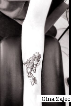 Tatuaje de astronauta con relleno obscuro hecho por Gina Zajec. Envíanos mensaje y agenda tu cita (cupo limitado) #KarmaInkCollective #tatuajesenmexico #tatuajesconrellenonegro #estudiodetatuajescdmx #tatuadorasmexicanas #tattoo #losmejorestatuajes #ginazajec #visitanuestrapagina #tatuajesalmejorprecio 