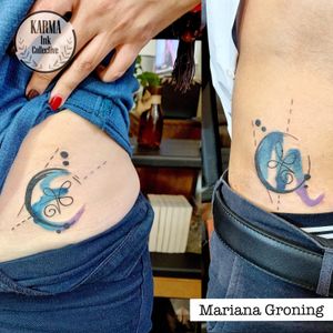Tatuaje en pareja con acuarela hecho por Mariana Groning. Envía tu mensaje y agenda tu cita #KarmaInkCollective #tatuajesenpareja #estudiodetatuajescdmx #coupletattoos #acuarela #watercolortattoos #mexicantattooists #lasmejorestatuandocdmx #marianagroning #lomejordeltatuaje