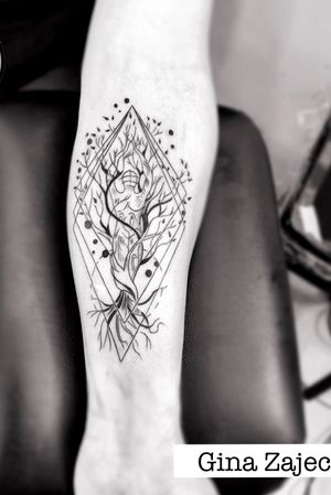 Tatuaje del árbol de la vida geométrico blanco y negro hecho por Gina Zajec. Envíanos mensaje y agenda tu cita .............................. #KarmaInkCollective #tatuajescdmx #blackandwhitetattoos #estudiodetatuajescdmx #tatuadorasmexicanas #elmejorestudiodetatuajescdmx #tattoos #ginazajec #tatuajesgeometricos #blacktattoos #tattooartist