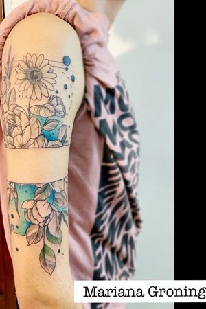 Tatuaje de línea con flores estilo acuarela hecho por Mariana Groning. Envíanos mensaje y agenda tu cita somos un estudio privado. www.karmainkcollective.com #KarmaINKCollective #lineas #acuarela #flores #tatuajeselineaconflojes #watercolor #estudiodetatuajescdmx #lomejorentatuajescdmx #tattooswitchline #tatuajescdmx #tatuajespersonalizados #marianagroning 