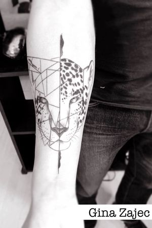 Tatuaje de jaguar geométrico blanco y negro hecho por Gina Zajec. Envíanos mensaje y agenda tu cita, somos un estudio privado con diseños personalizados #KarmaINKCollective #tattoo #personalizatutatuaje #estudiodetatuajescdmx #tatuadorasmexicanas #losmejorestatuajescdmx #customtatoos #tuprimertatuaje #agendacita #ginazajec 