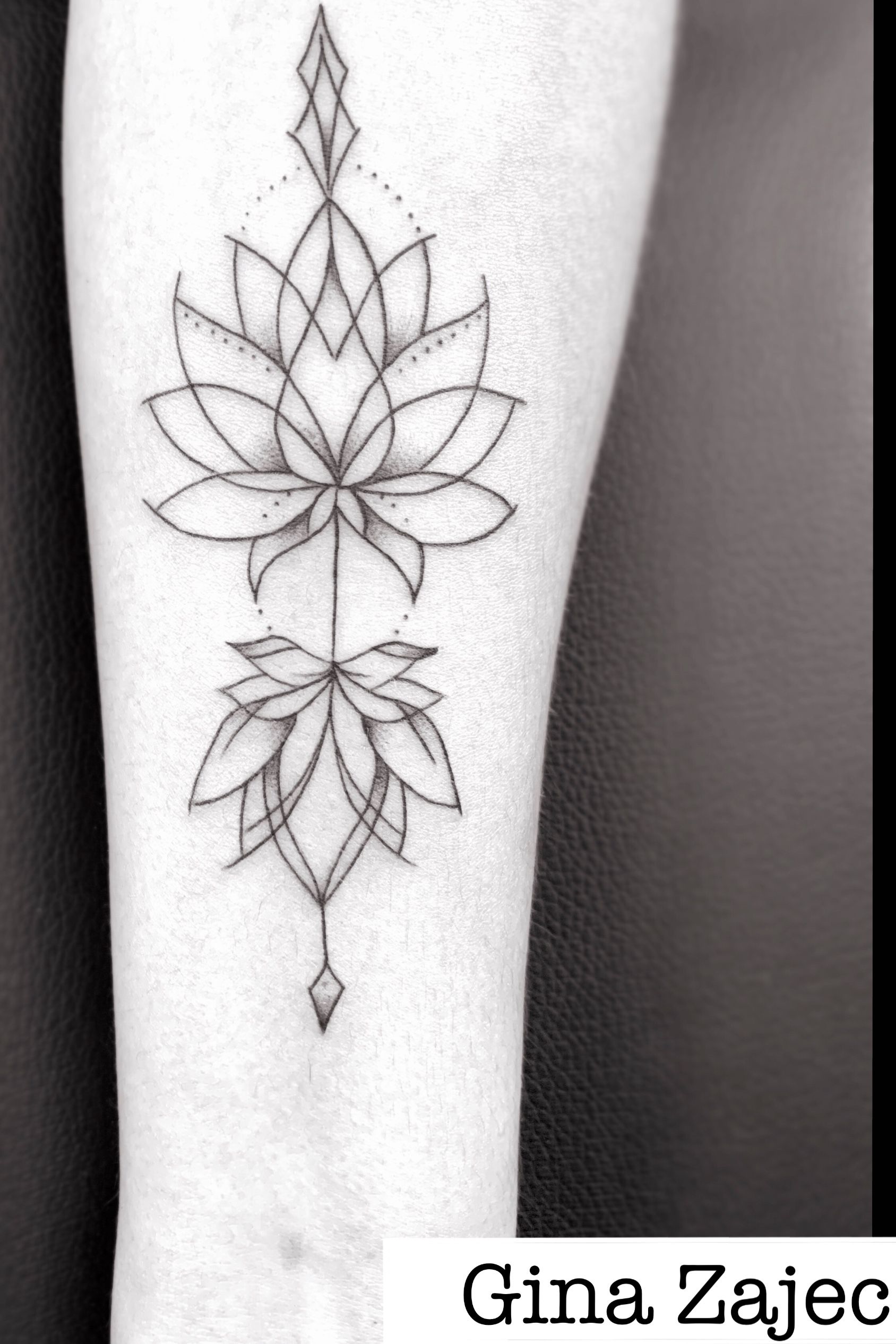 Tattoo uploaded by Karma Ink Collective • Tatuaje flor de loto minimalista  hecho por Gina Zajec. Envíanos mensaje y agenda tu cita somos un estudio  privado con diseños personalizados.   #KarmaInkCollective #estudiodetatuajescdmx #