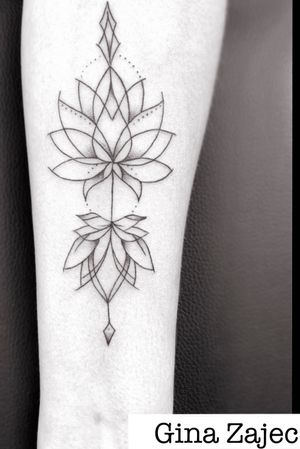 Tatuaje flor de loto minimalista hecho por Gina Zajec. Envíanos mensaje y agenda tu cita somos un estudio privado con diseños personalizados.  www.karmainkcollective.com      #KarmaInkCollective #estudiodetatuajescdmx #tattoo #tatuajeflordeloto #minimalista #tatuadorasmexicanas #lomejorentatuajes #tatuajescdmx #ginazajec #customtattoos #tattoosinmexico #lotusflower