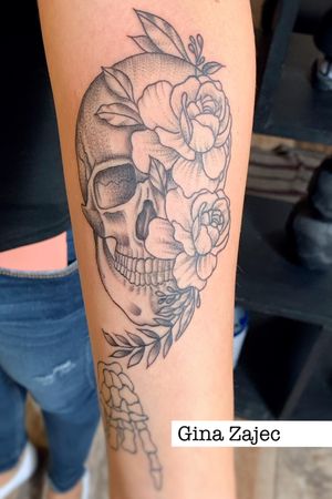 Tatuaje de calavera con flores blanco y negro hecho por Gina Zajec. Envíanos mensaje y agenda tu cita, somos un estudio privado con diseños personalizados. #KarmaINKCollective #estudiodetatuajescdmx #mexicantattooists #blackandwhitetattoo #customtattoos #tatuadarorasmexicanas #elmejorestudiodetatuajescdmx #tatuajedecalaveraconflores #skulltattoowithflowers #tatuajespersonalizados 
