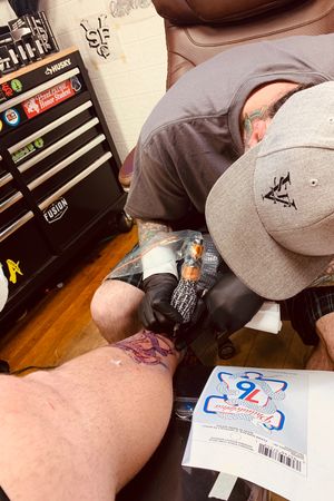 Joey Letitcia doing my 76ers tattoo