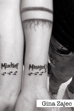 Tatuaje de frase en pareja blanco y negro hecho por Gina Zajec. Somos un estudio privado con diseños personalizados envíanos mensaje y agenda tu cita                          www.karmainkcollective.com                  #estudiodetatuajescdmx                       #tatuajesenpareja                                    #travesuramanejada                                 #tatuajescdmx                                    #losmejoresdiseñosparatutatuaje                       #coupletattoo                                            #tattoowithphrases                                           #ginazajec                                                        #tattoo                                             #personlizatutatuaje     