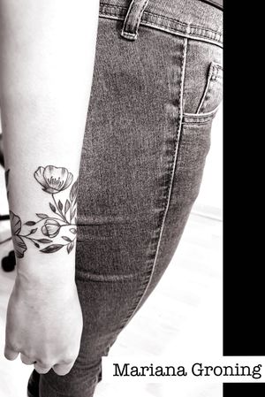 Tatuaje de flores estilo pulsera hecho por Mariana Groning.                                                 Karma Ink Collective es un estudio de tatuajes privado en la Ciudad de México. Fue fundado por Mariana & Gina, artistas internacionales del tatuaje. Colaboramos con otros artistas en México y Canadá de nuestro sitio web:                www.karmainkcollective.com                                      .                                                                                     .                                                                                          .                                                                                         #estudiodetatuajescdmx                                           #tatuajedepulseraconflores                                   #flores                                                                 #tatuajespersonalizados                                    #tattoos                                                         