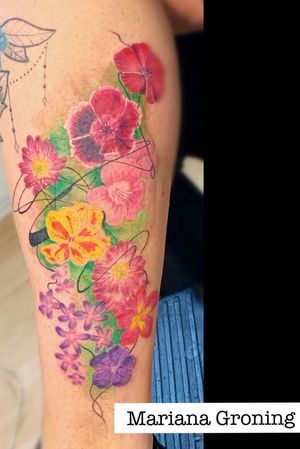 Tatuaje de flores con acuarela hecho por Mariana Groning                                                                      Somos un estudio privado de tatuajes ubicado en la Ciudad de México fundado por Mariana & Gina artistas internacionales del tatuaje. Colaboramos con otros artistas en México y Canadá de nuestro sitio web: www.karmainkcollective.com        #elmejorestudiodetatuajescdmx  #tattoo                 #marianagroning  #tatuadoramexicana                     #tatuajespersonalizados                                             #tatuajesdeflores  #tatuajeconcolor                             #watercolor   #watercolortattoo    #tatuajedefloresconcolor                         #internationallyrecognized