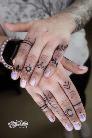 Super delicate and incredibly awesome finger tattoos!www.tattooinlondon.com#smalltattoo #fingertattoos #cleantattoos #tattooinlondon #tattoo #tattoos #tooting #blackandgrey #womantattoo #besttattoo #awesome #amazing