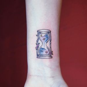 Reloj de arena #ink #inked #inkedup #inkedlife #inkedwoman #inkedgirl #tattoowoman #tattoogirl #womenempowerment #girlspower #femaletattoo #femaleartist #femaletattooartist #wgtattoostudio #safespace #tattoostudio #ensenada #bajacalifornia #mexico 