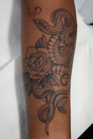 Tattoo by Valentina Andaya #ValentinaAndaya #snake #rose #floral #armtattoo #nyctattoo #manhattan #tattooartist #snaketattoo #linework #dotwork #blxckwork 