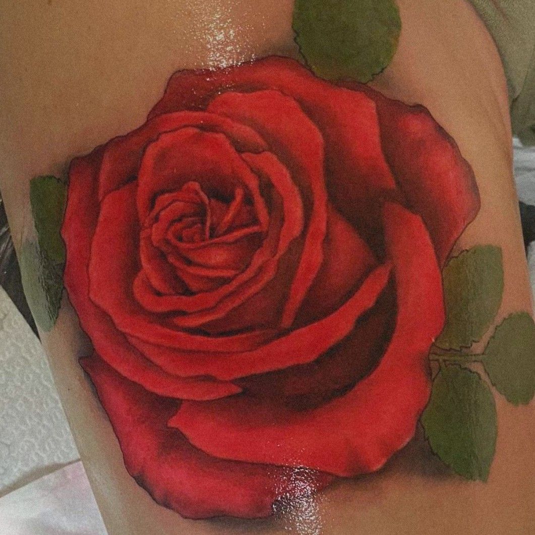 Tattoo uploaded by Andrade Ink Tattoo e Piercing • Tatuagem de rosa na mão  #rose #rosetattoo #hand #handtattoo • Tattoodo