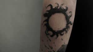 The sun tattoo“Email : hanutattoo@gmail.com IG : hanu.classic,, ▫️HANU▫️#tattoo #tattoodo #inked #ink #brushstroke #suntattoo #sun #brushstroketattoo #brushtattoo #Korea #hanu