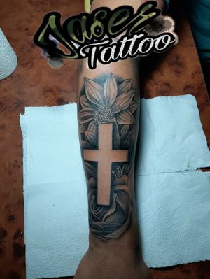 #tatuaje #blackandgrey #sombreado #realismo #cruz #flores #girasol #tatuajes para #hombre y #mujer #tattoos . . #jaser #tattoo #ink 