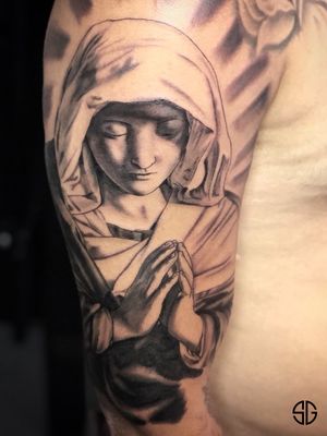 •🙏• realistic shoulder piece by our resident @roudolf.dimov.art For bookings and info: •🌐 https://southgatetattoo.co.uk/booking/ •📧 info@southgatetattoo.co.uk •📱07456415895‬(WhatsApp only) ⚡️ ⚡️ ⚡️ #virginmary #virginmarytattoo #realistictattoo #southgatesgtattoo #northlondontattoo #southgatetattoo #london #londontattoo #northlondon #SGTattoo #southgate #realism 