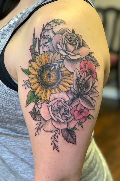 #Blackandgrey #colorbouquet #sunflower #gladiolus #roses #lilies #flourishes #delicate #details #floraltattoo #flower tattoo