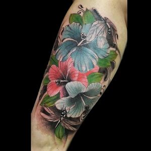 De hoy.. #tattoo #inked #ink #flores #flowers #flowerstattoo #rosaschinas #rosaschinastattoo #libelulas #color #luchotattoo #luchotattooer #pergamino 