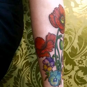 Late PostColorful Poppies and Pansies Flowers for Resa. (Mixed style)Thank you so much for siting like a rock. Can't wait for another projects on you.Design made originally by me.Send me DM for Consultation and Booking or Email: hendjerin@gmail.com.....#tattoo #girltattoo  #colortattoo #kayontattooatelier #hendjerin  #colorfulltattoo #tattoodo  #oldschooltattoo  #brighttattoo #realistictattoo #lineworktattoo #flowerstagram #flowertattoo