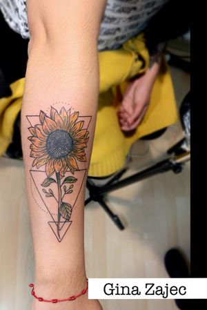 Tatuaje de girasol estilo geométrico hecho por Gina Zajec                                                            Karma Ink Collective es un estudio de tatuajes privado en la Ciudad de México. Fue fundado por Mariana & Gina artistas internacionales del tatuaje. Colaboramos con otros artistas en México y Canadá de nuestro sitio web: www.karmainkcollective.com                                    #tatuajedegirasol   #sunflowertattoo #tatuajes #tatuajesgeometricos  #estudiodetatuajescdmx #tatuajescdmx #tatuajesclaveria #ginazajec #elmejorestudiodetatuajes #sunflowertattoowithcolor #sunflower #tatuajespersonalizados 
