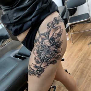 Floral thigh composition