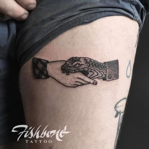 Handshake Snake Bite---⚠️---⚠️---⚠️--- 🧷 Tìm Về Việt Nam: https://bit.ly/3h3EKpb 🧷 Chiến dịch "I NEED YOU" : https://bit.ly/3gXfS23 🧷 Tiktok: @fishbonetattoo 🧷 IG: fishbone.tattoostudio 🧷 Youtube: http://bit.ly/2VdyLax 𝐅𝐈𝐒𝐇𝐁𝐎𝐍𝐄 🐟 𝐓𝐀𝐓𝐓𝐎𝐎-𝐒𝐓𝐔𝐃𝐈𝐎 ---------------- 𝐂 𝐎 𝐍 𝐓 𝐀 𝐂 𝐓 𝐔 𝐒 📍 𝐀𝐝𝐝: 149 Au Co, Tay Ho, Ha Noi 📍 𝐇𝐨𝐭𝐥𝐢𝐧𝐞: 0902 985 652/ 070 2188 149 📍 𝐖𝐞𝐛: https://fishbonetattoo.com/ 📍 𝐄𝐦𝐚𝐢𝐥: fishbonetattoo.xk@gmail.com