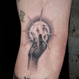 Cease the light. (handpoked). ....#tattoo #tattoodeaign #tattooist #handpoke #hanpoketattoo #hand #handtattoo #light #seoultattoo #illsontattoo 