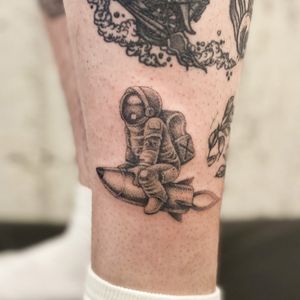 Handpoked rocket man......#tattoo #tattoodesign #tattooist #handpoke #handpoketattoo #astronaut #astronauttattoo #rocket #smalltattoo #calftattoo #seoultattoo #illsontattoo 