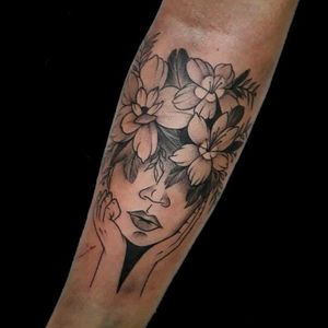E aquí el resultado del freehanddd 🥰 #tattoo #inked #ink #freehand #freehandtattoo #girl #girltattoo #flowers #flowerstattoo #botanicalgirl #linework #whipeshading #whipeshadingtattoo #luchotattoo #luchotattooer #pergamino 